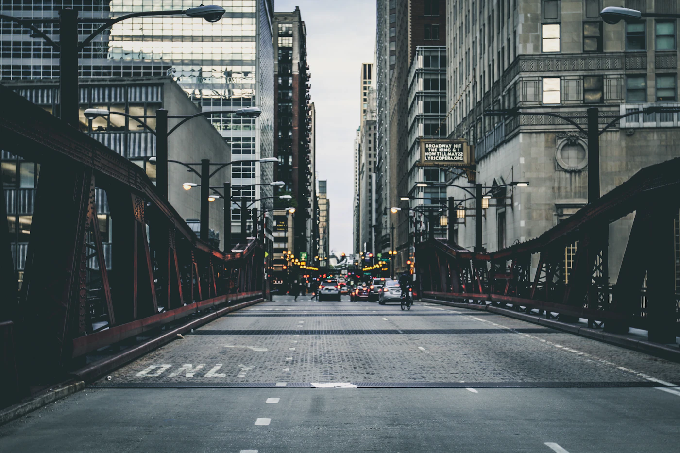 Cars at a Chicago intersection, a street scene for legal tint in Illinois